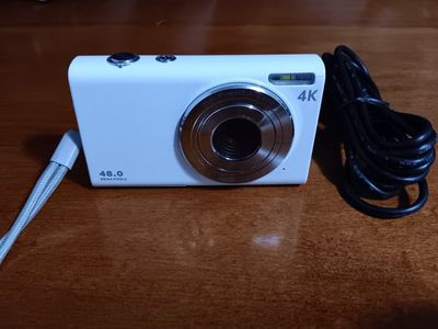 DC402-AF-4K Auto Focus 4K Digital Camera for Kids 16X Digital Zoom Anti-Shake Webcam with LED Fill Light - Light White. Tested.