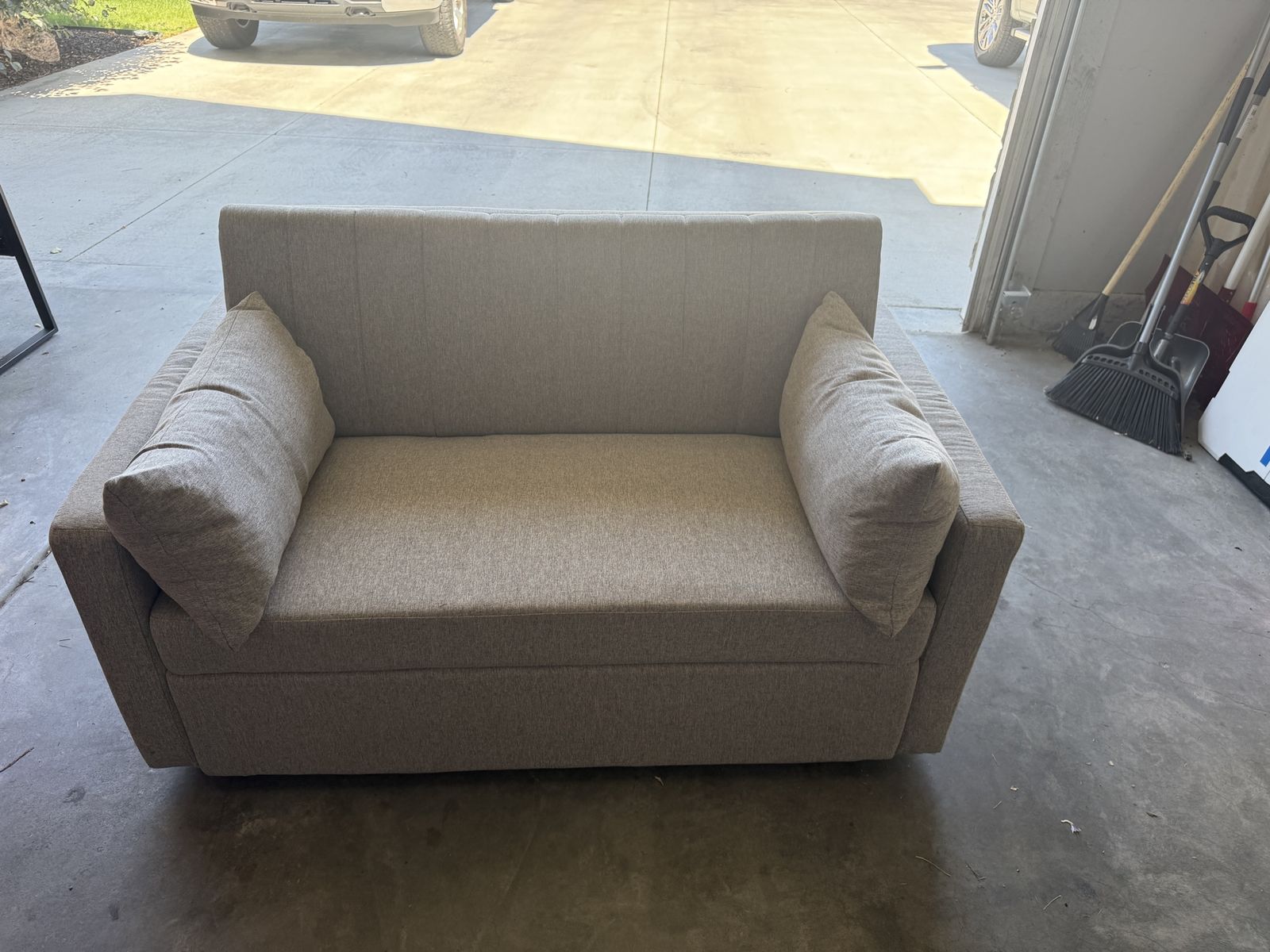 Pull out couch bed