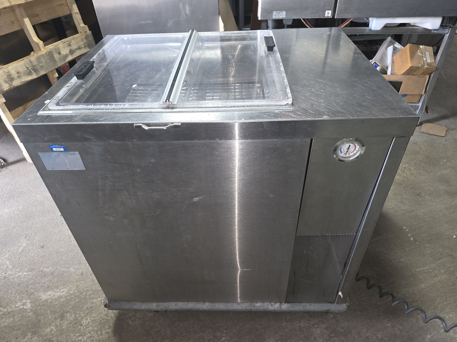Portable Cooler / Refrigerator Rolling 115V