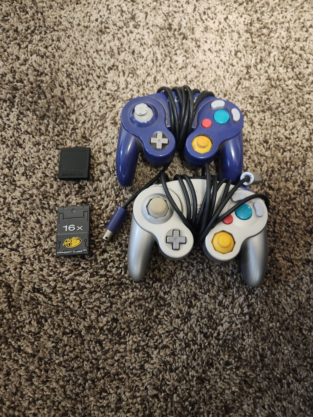 2 Gamecube Controllers + 2 Memory Cards