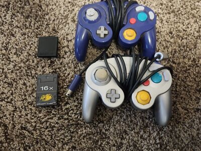 2 Gamecube Controllers + 2 Memory Cards
