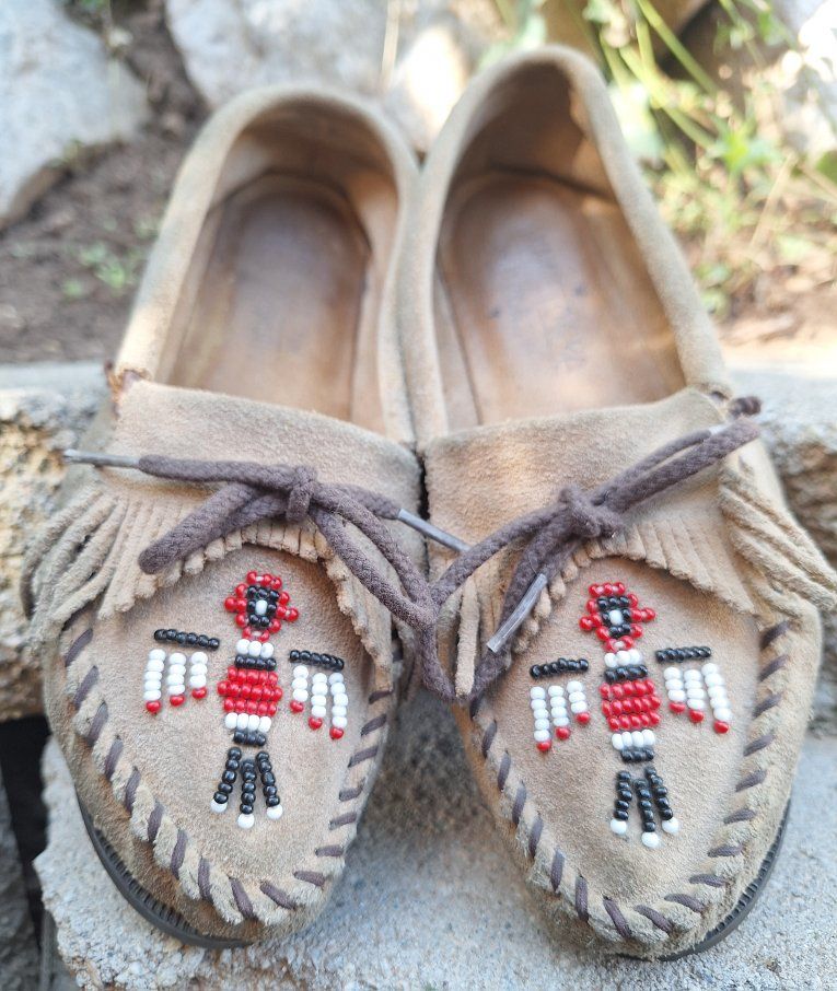 Womens Minnetonka Thunderbird Beaded Moccasins 8.5