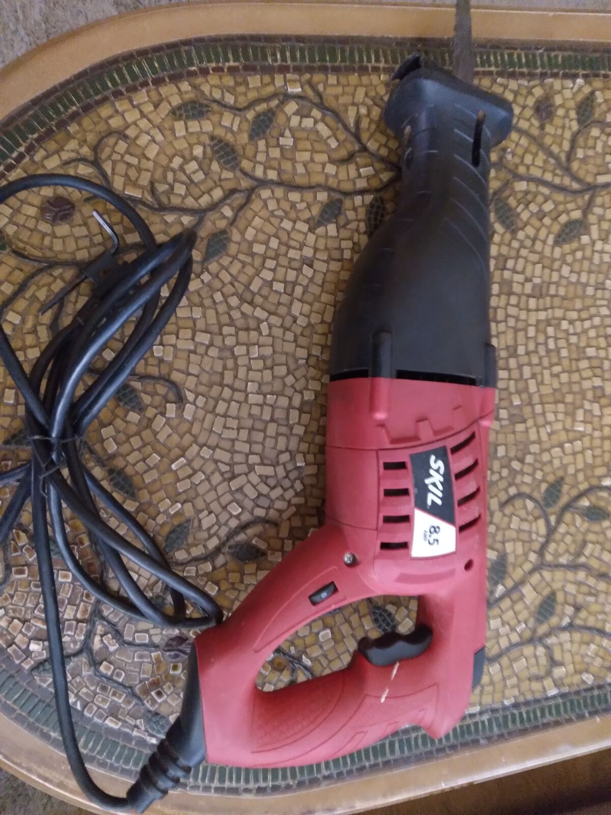 Skil reciprocating saw with extra blades