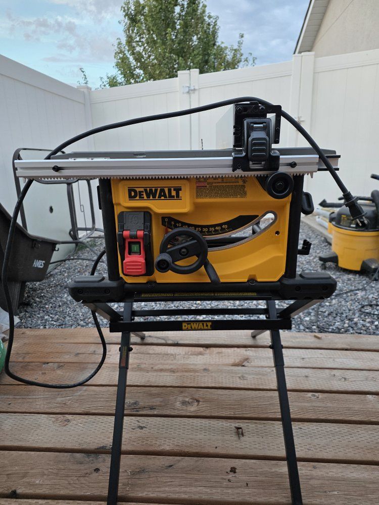 DEWALT DWE7485 8-1/4" 15A Compact Jobsite Table Saw with Stand - 5800 RPM