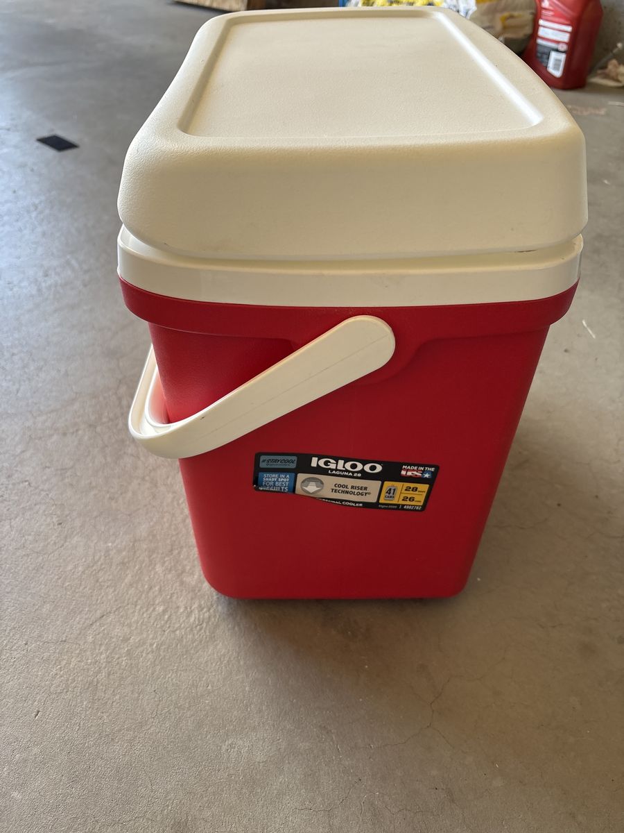 Igloo Laguna 28-Can / 20-Quart Cooler with Cool Riser Technology, Red