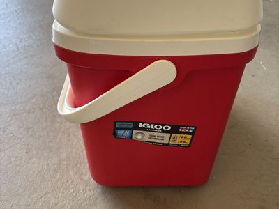 Igloo Laguna 28-Can / 20-Quart Cooler with Cool Riser Technology, Red