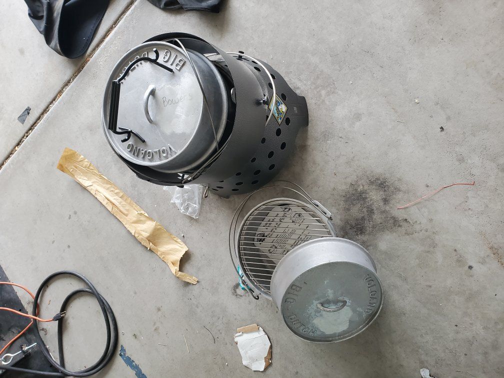 volcano set with 2 large aluminum Dutch ovens