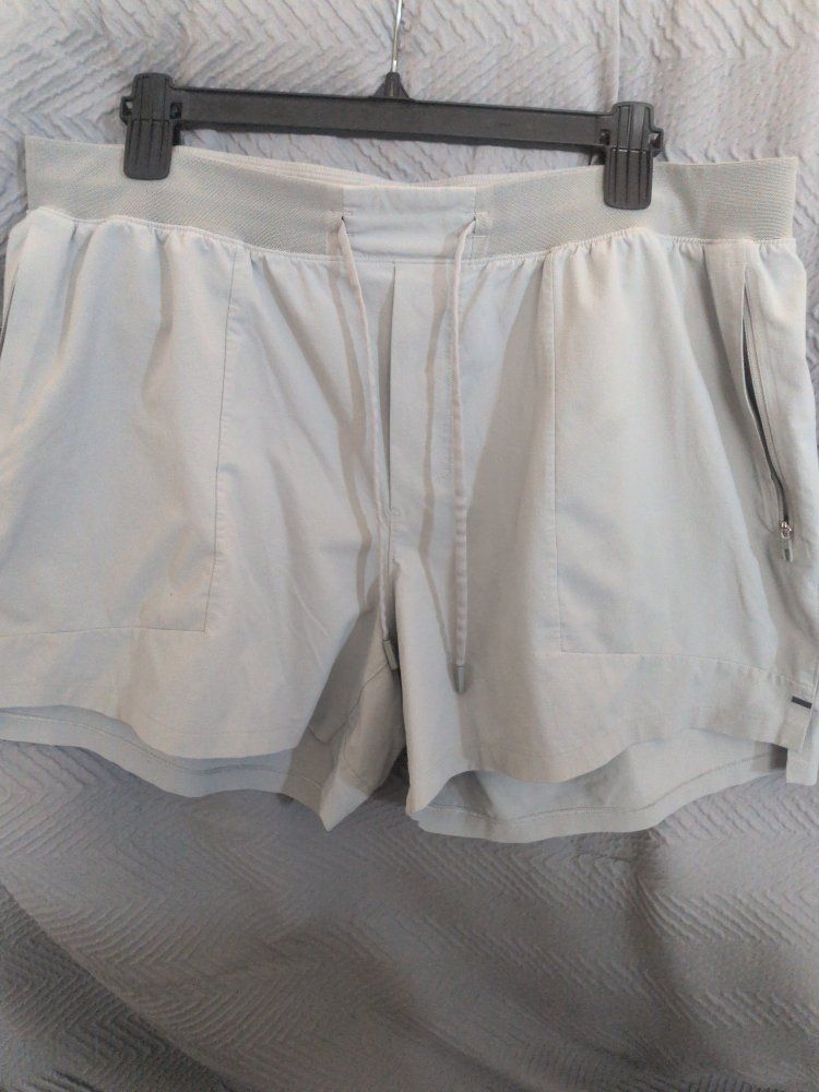 Lululemon License to Train Short 7"