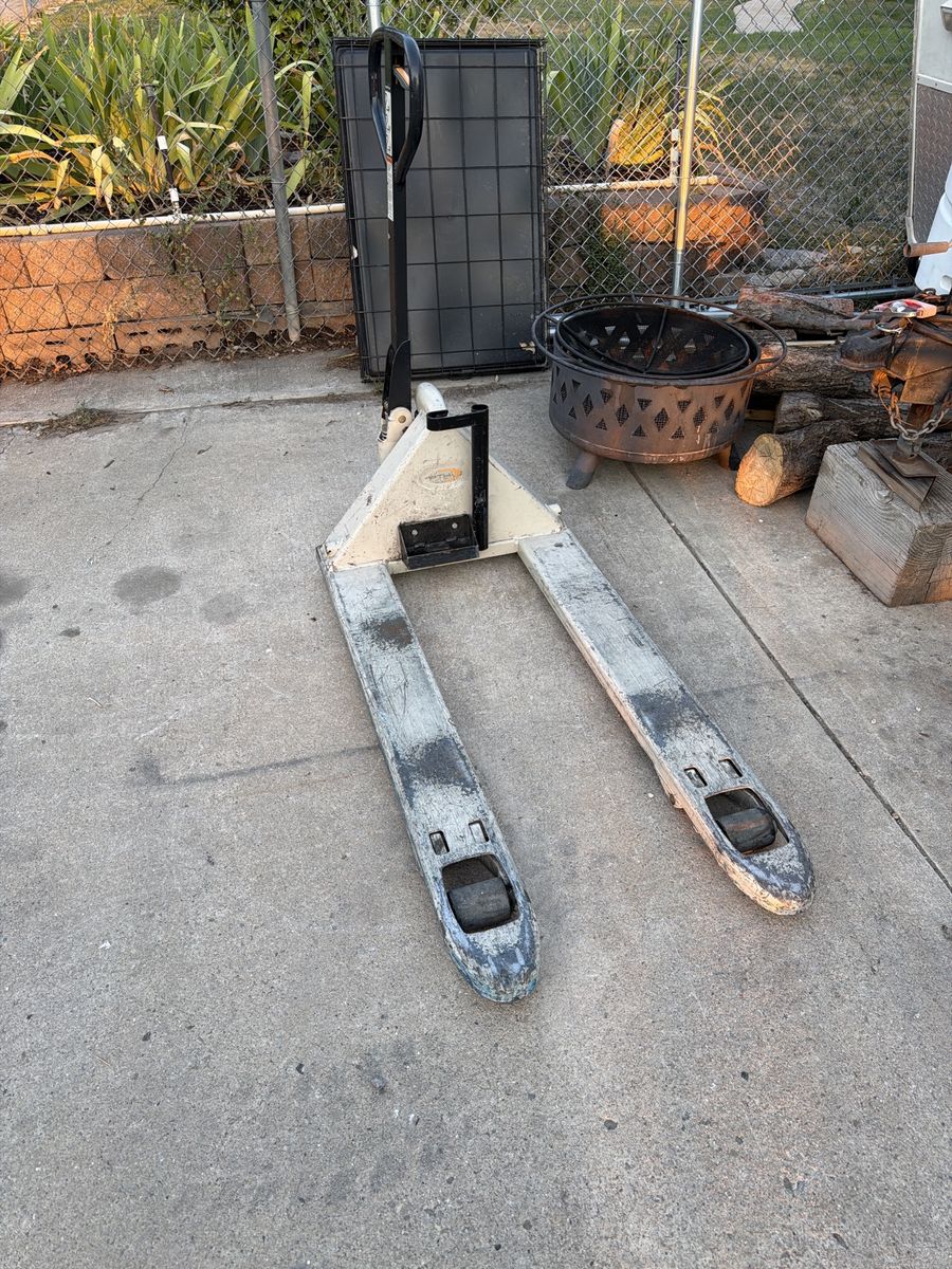 Crown Heavy-Duty Industrial Manual Hydraulic Pallet Jack Truck