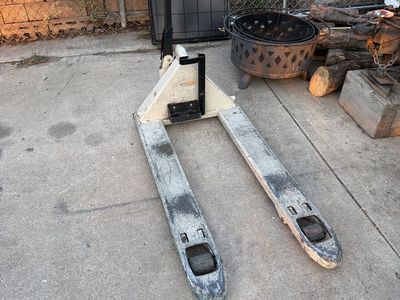 Crown Heavy-Duty Industrial Manual Hydraulic Pallet Jack Truck