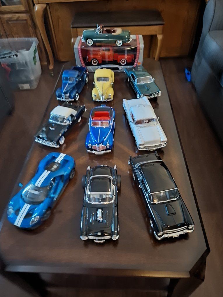 Lot of 13 Die-Cast Model Cars Trucks & Hot Rods 1:18 Scale & Larger Maisto Bburago. cash only.