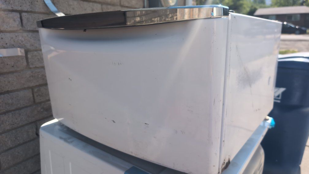 White pedestal drawer for washer or dryer