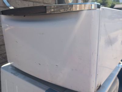 White pedestal drawer for washer or dryer