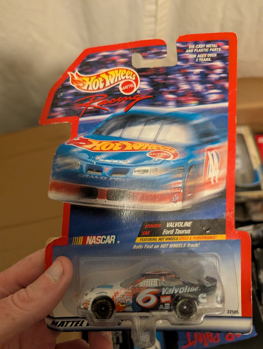 Hot Wheels Racing Mark Martin Valvoline Ford Taurus 1 64 scale diecast