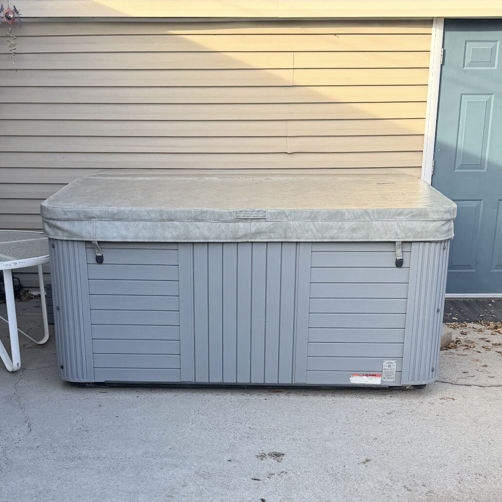 4 Pump Hot Tub + New Circuit Board and Topside