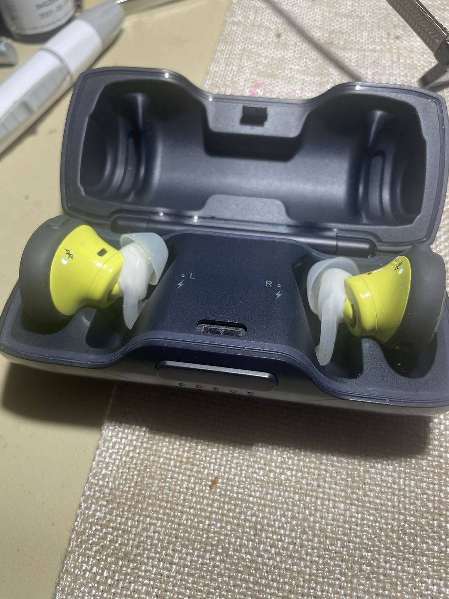 EAR BUDS. BOSE 