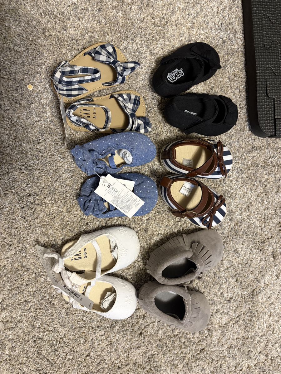 6 pairs of toddler size 3-6m shoes