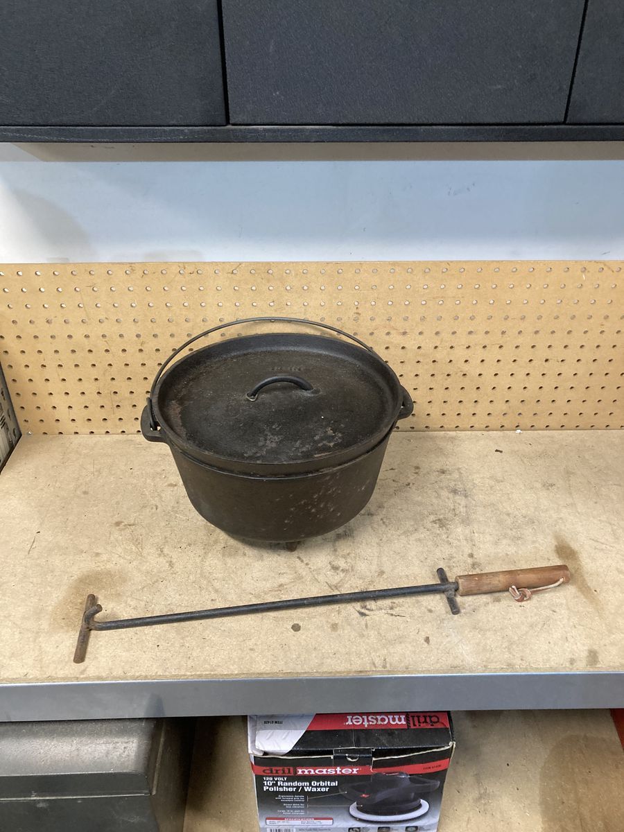 Camp oven and lifting tool