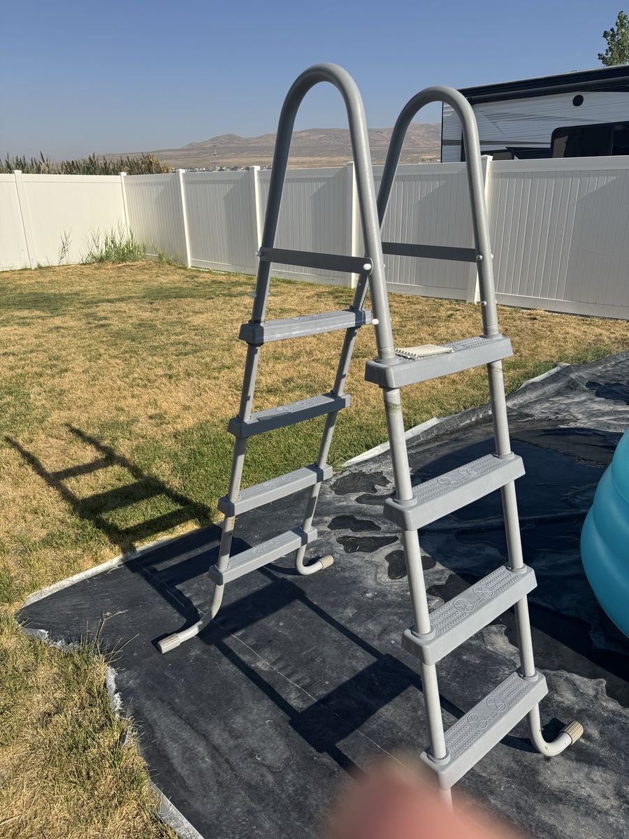 Pool ladder