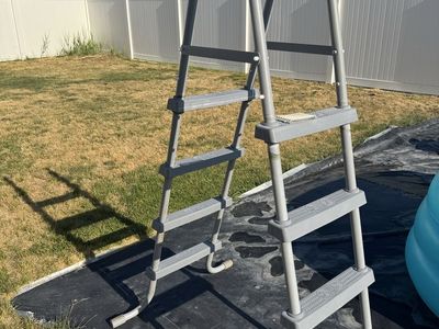 Pool ladder