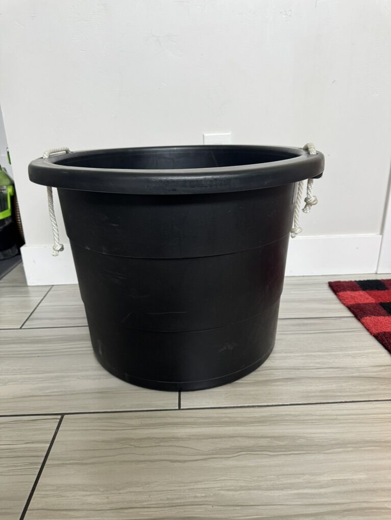 2.5 Bushel Plastic Bucket with Rope Handles