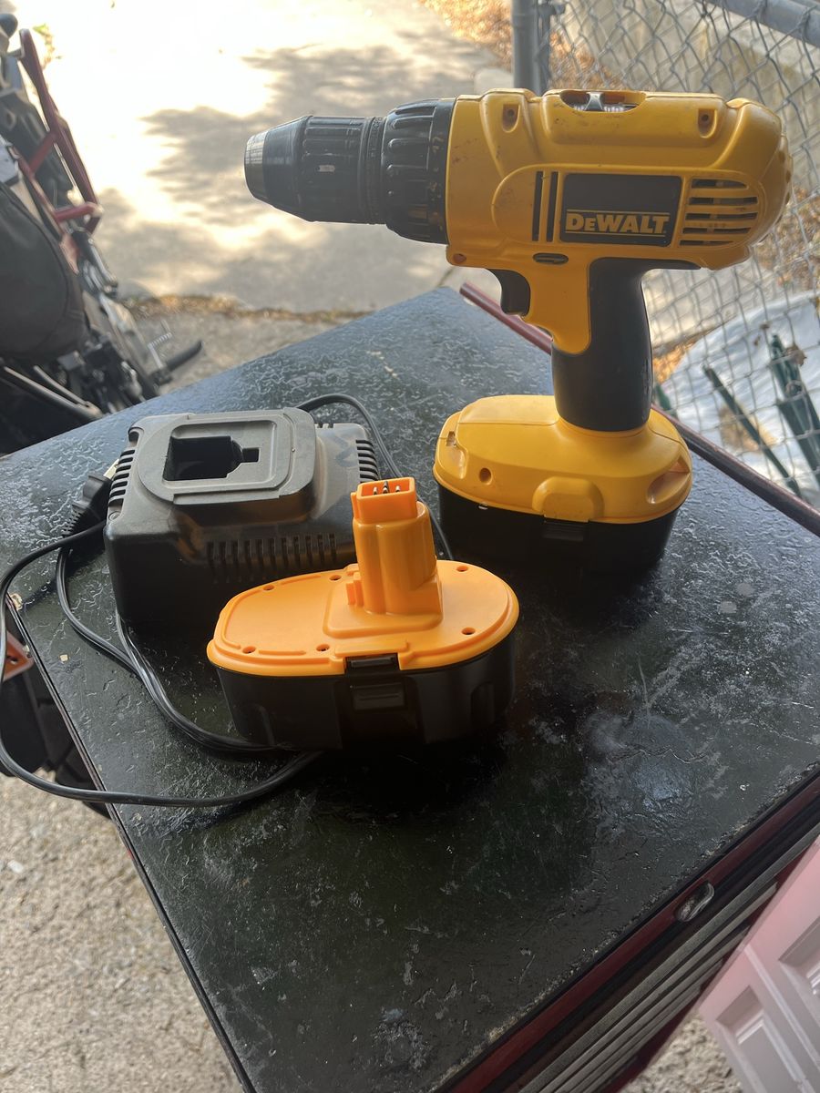 DeWalt Cordless Drill Set with 2 Batteries and Charger