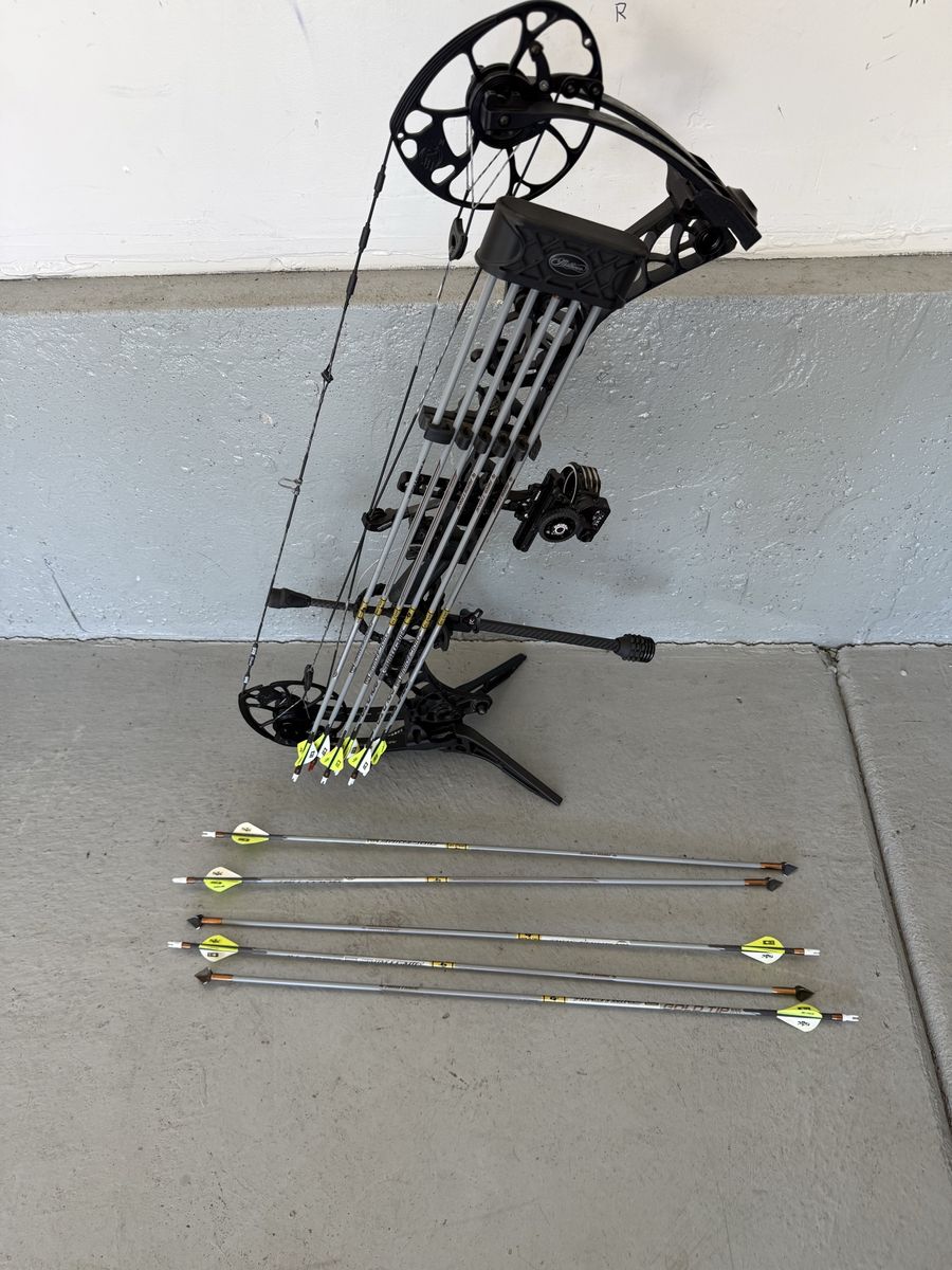 Mathews V3X 31 Compound Bow Right Handed Black w/ Arrows & Sight Archery Hunting