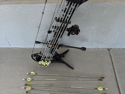 Mathews V3X 31 Compound Bow Right Handed Black w/ Arrows & Sight Archery Hunting