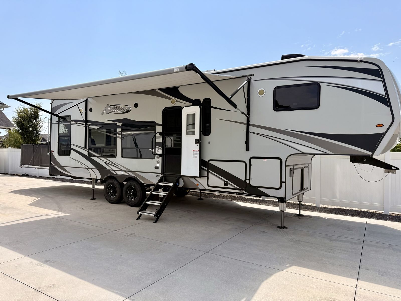 2020 Eclipse Attitude 3016SS Toy Hauler — 16’ Garage • 35’ Overall