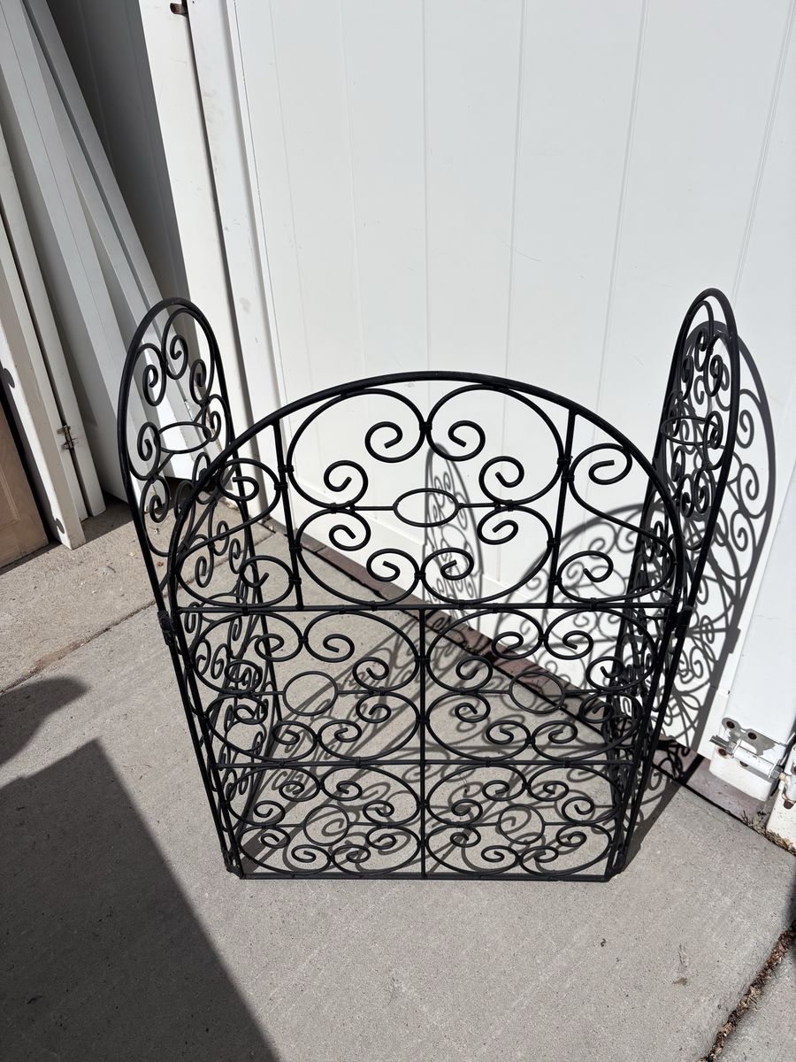 Nice heavy duty quality fireplace screen