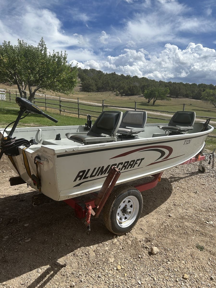 Alumacraft Fishing Boat with Trailer & Motor