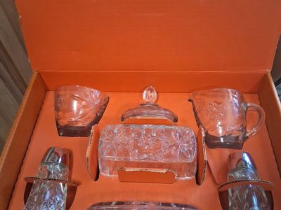 Early American Prescut 5 piece table service set
