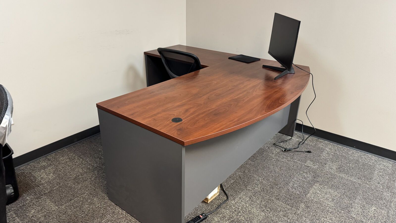 Bush Business Furniture L-Shaped Desk Set – Excellent Condition – Commercial Grade