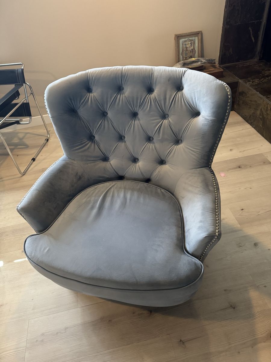 Tufted Gray Accent Chair – Excellent Condition