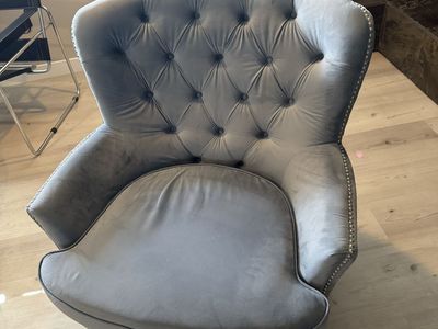 Tufted Gray Accent Chair – Excellent Condition