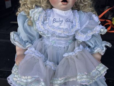 Baby Alice Porcelain Doll Blue dress limited edition 0437/2000 Fred and Darlene brand