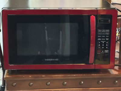 Red Farberware microwave