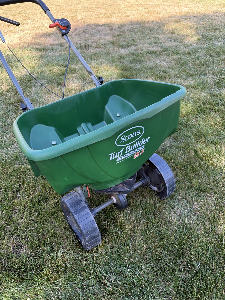 Scotts Turf Builder EdgeGuard DLX Broadcast Spreader- Ferilizer/Ice Melt/Seed