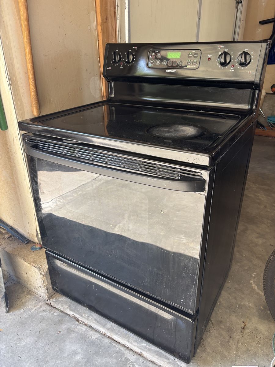 Hotpoint Electric Range Stove Oven with Smoothtop Cooktop - Black