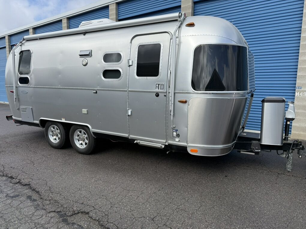 Immaculate 2017 Airstream Flying Cloud