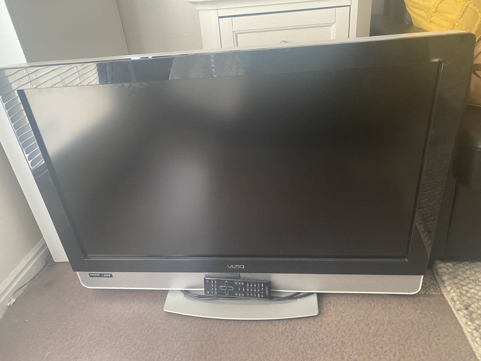 Vizio TV 36x25 With remote Control $35