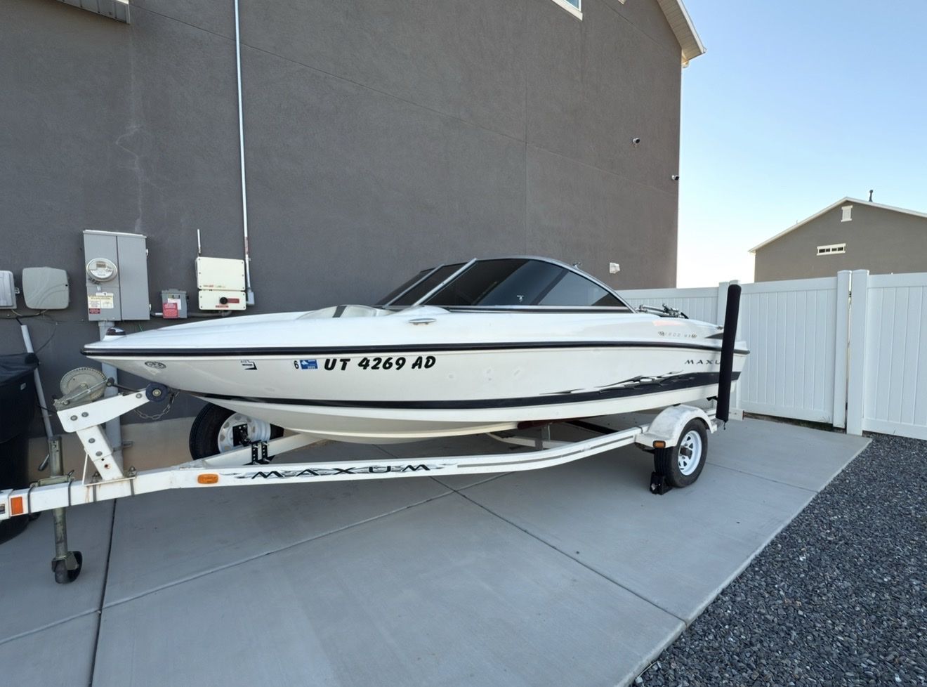 2005 MX1800 18ft Maxum Bowrider Motorboat with Trailer and Mercruiser Sterndrive Engine