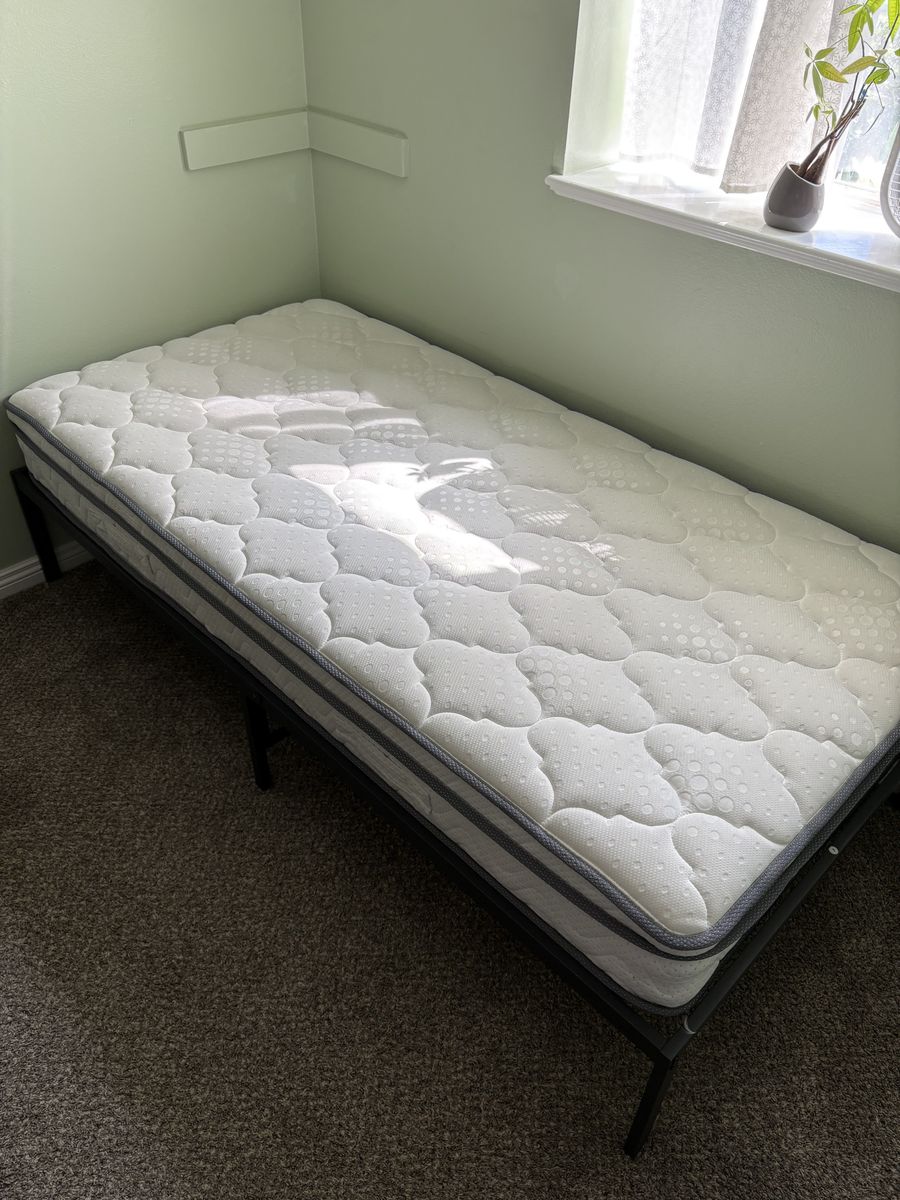 Bed frame + mattress