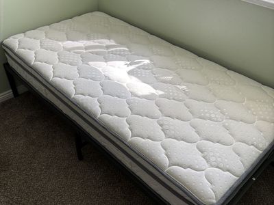 Bed frame + mattress