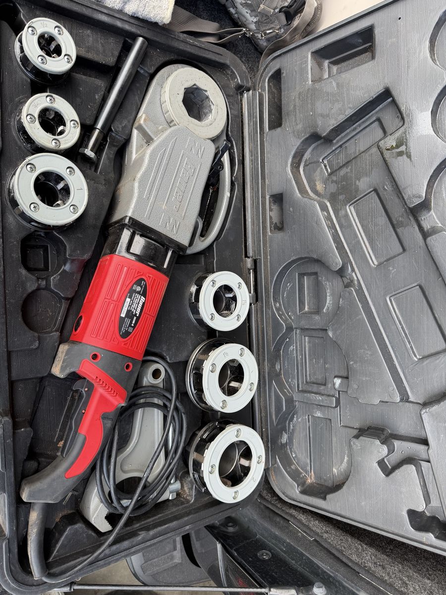 Portable pipe threader