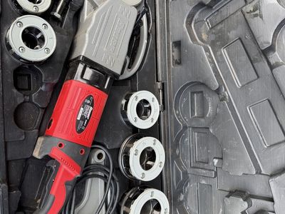 Portable pipe threader