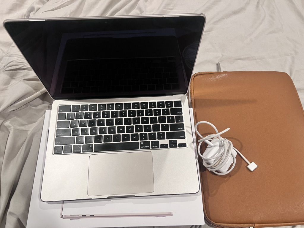 Like New Condition 2022 Macbook Air 13in