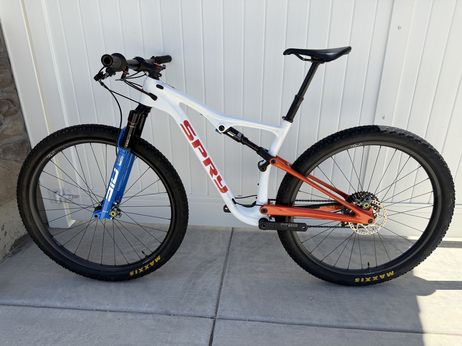 Spry Carbon Full Suspension XC / Racing / Downcountry Bike – 23.8 lbs – Power Meter – Carbon Wheels