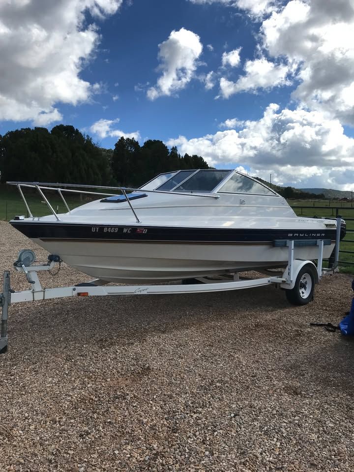 1996    18ft  Bayliner Boat