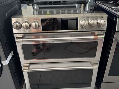 Customer return Café 6.7 cu. ft. Electric Slide-In Double Oven Range featuring Convection and WiFi connectivity